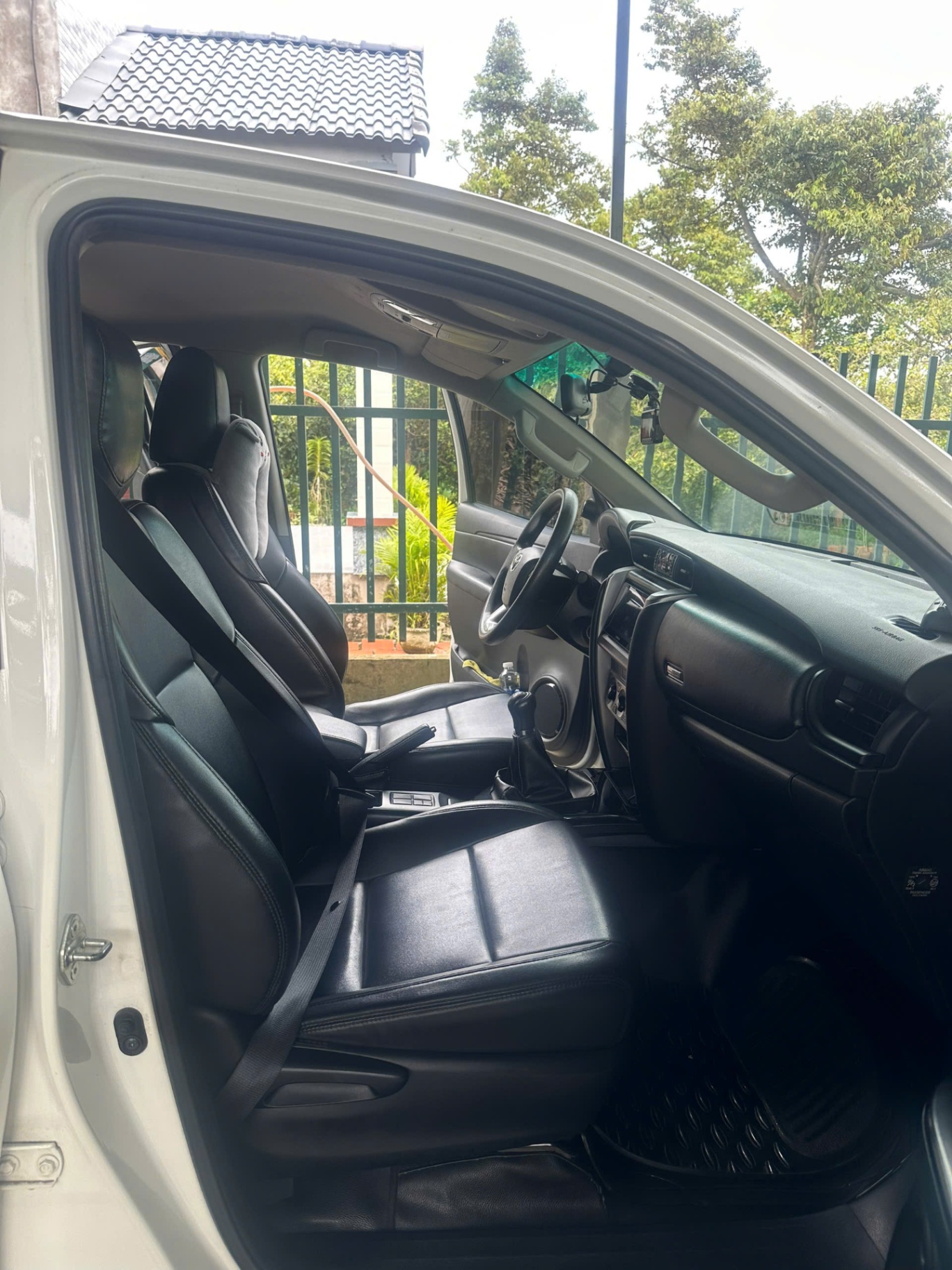 Toyota Fortuner 2.4L 4x2 MT 2022 - Nội thất 5