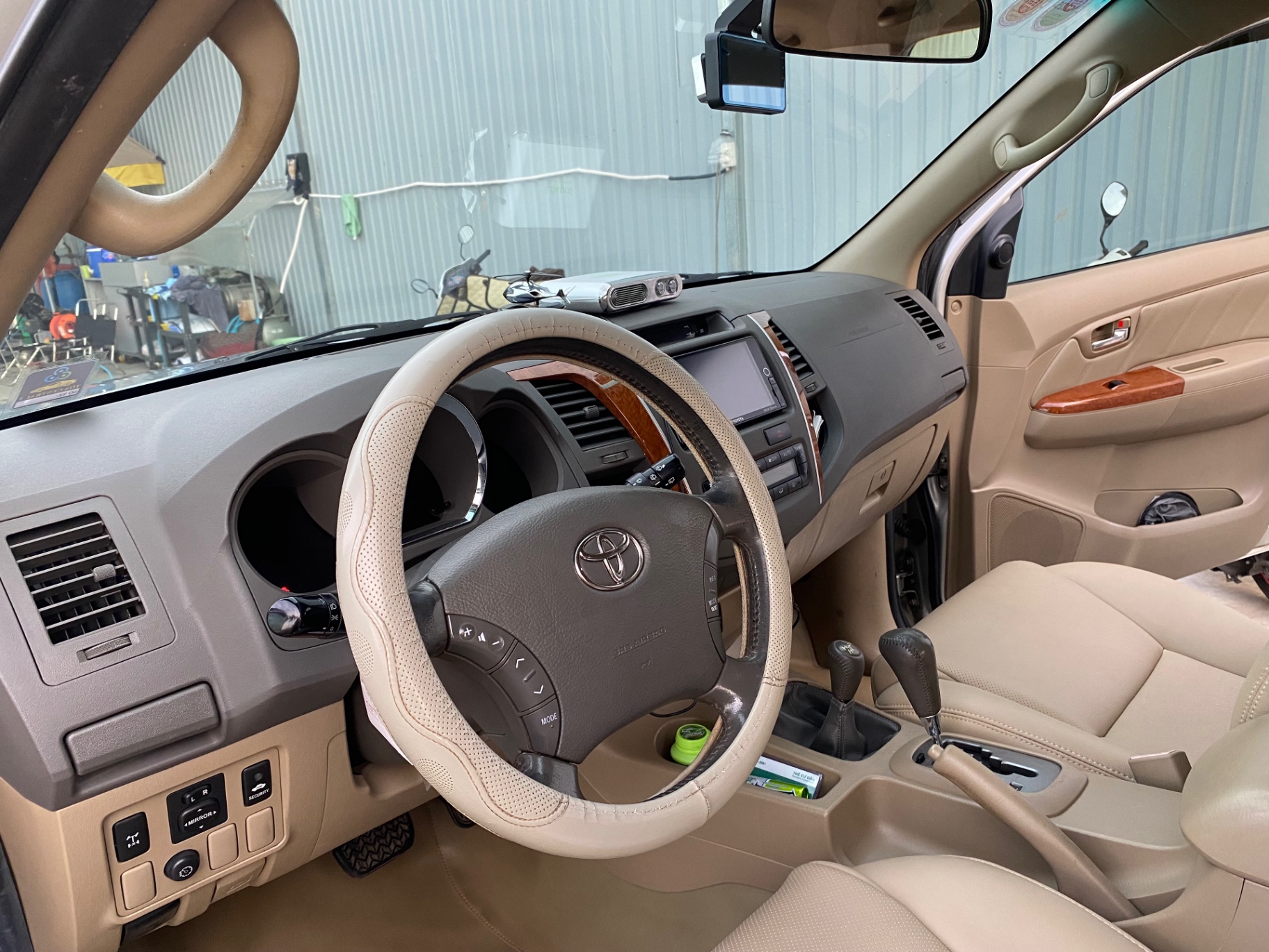 Toyota Fortuner 2.7V 4x4 AT 2010 - Nội thất 1
