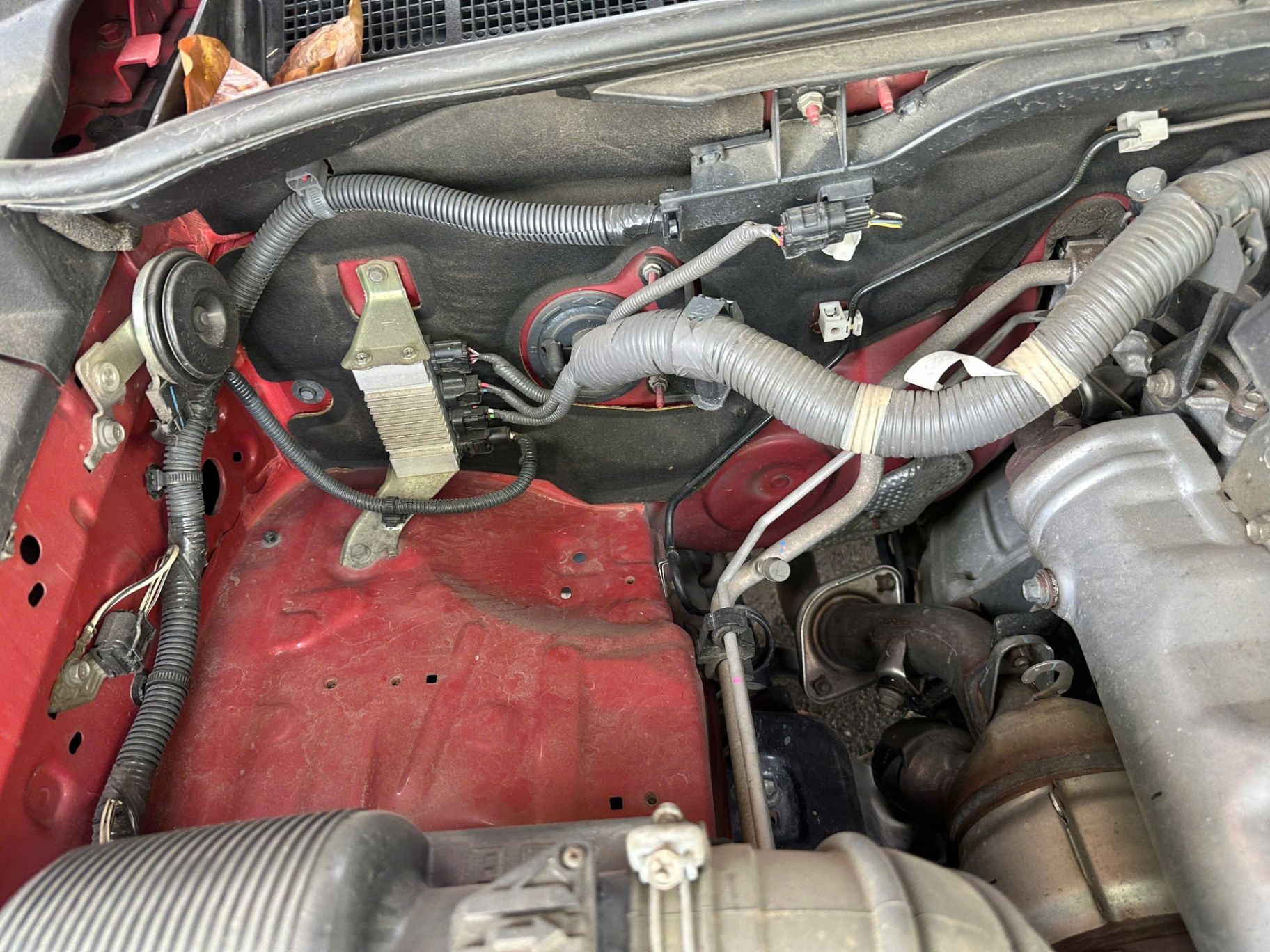 Toyota Hilux 2.8G 4x4 AT 2018 - Khoang động cơ 2