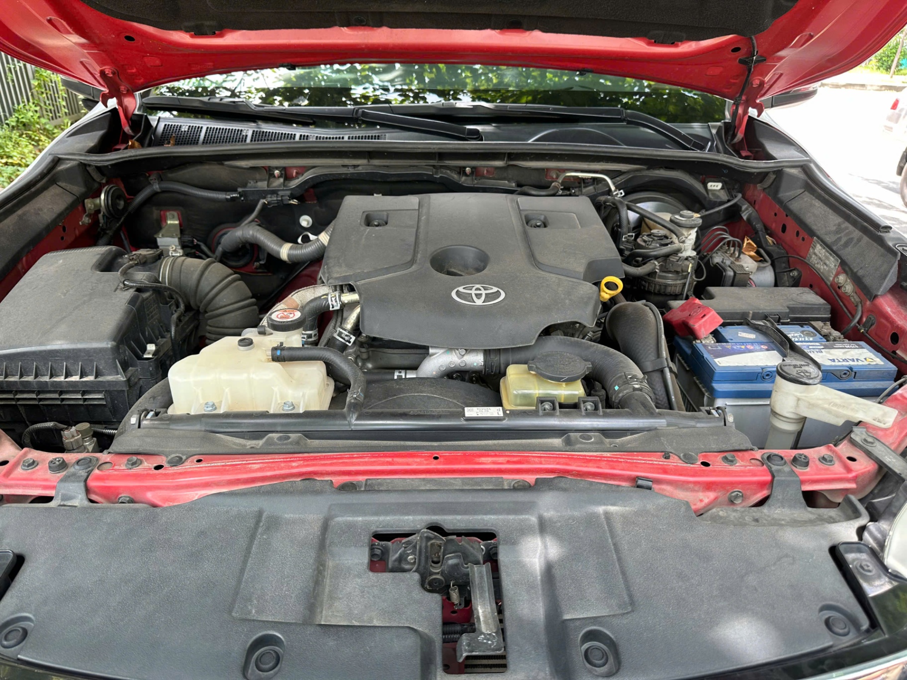Toyota Hilux 2.8G 4x4 AT 2018 - Khoang động cơ 1
