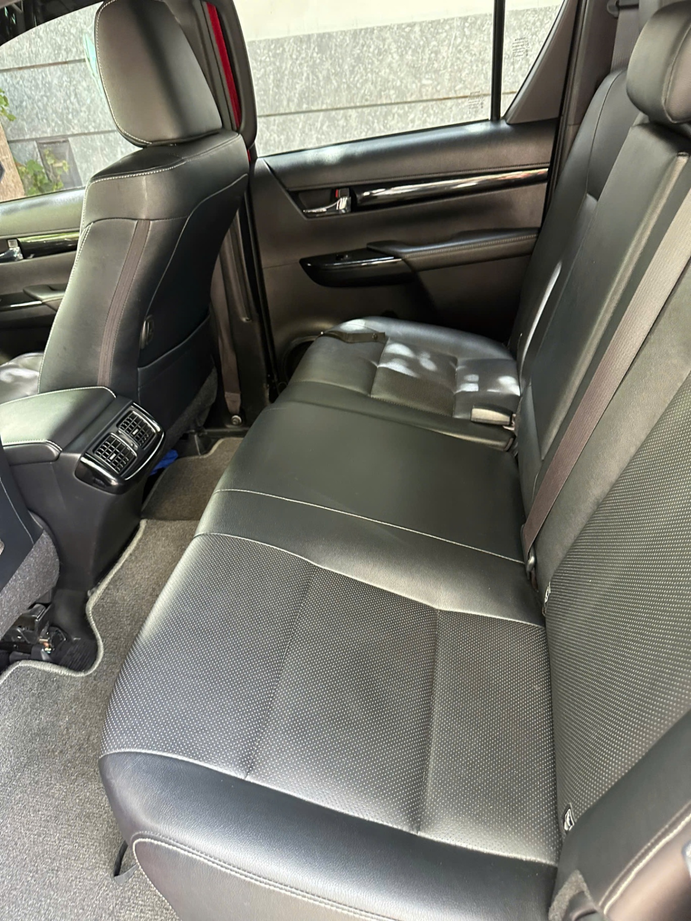 Toyota Hilux 2.8G 4x4 AT 2018 - Nội thất 1