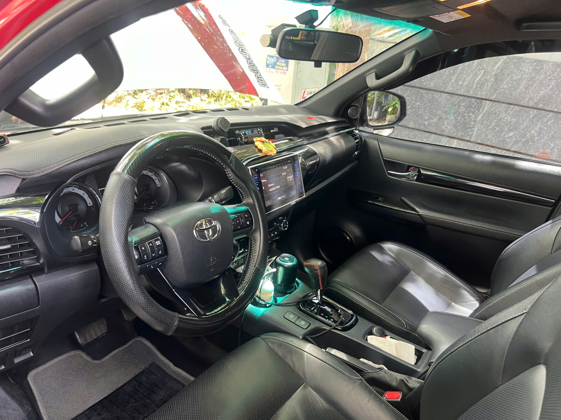 Toyota Hilux 2.8G 4x4 AT 2018 - Nội thất 2