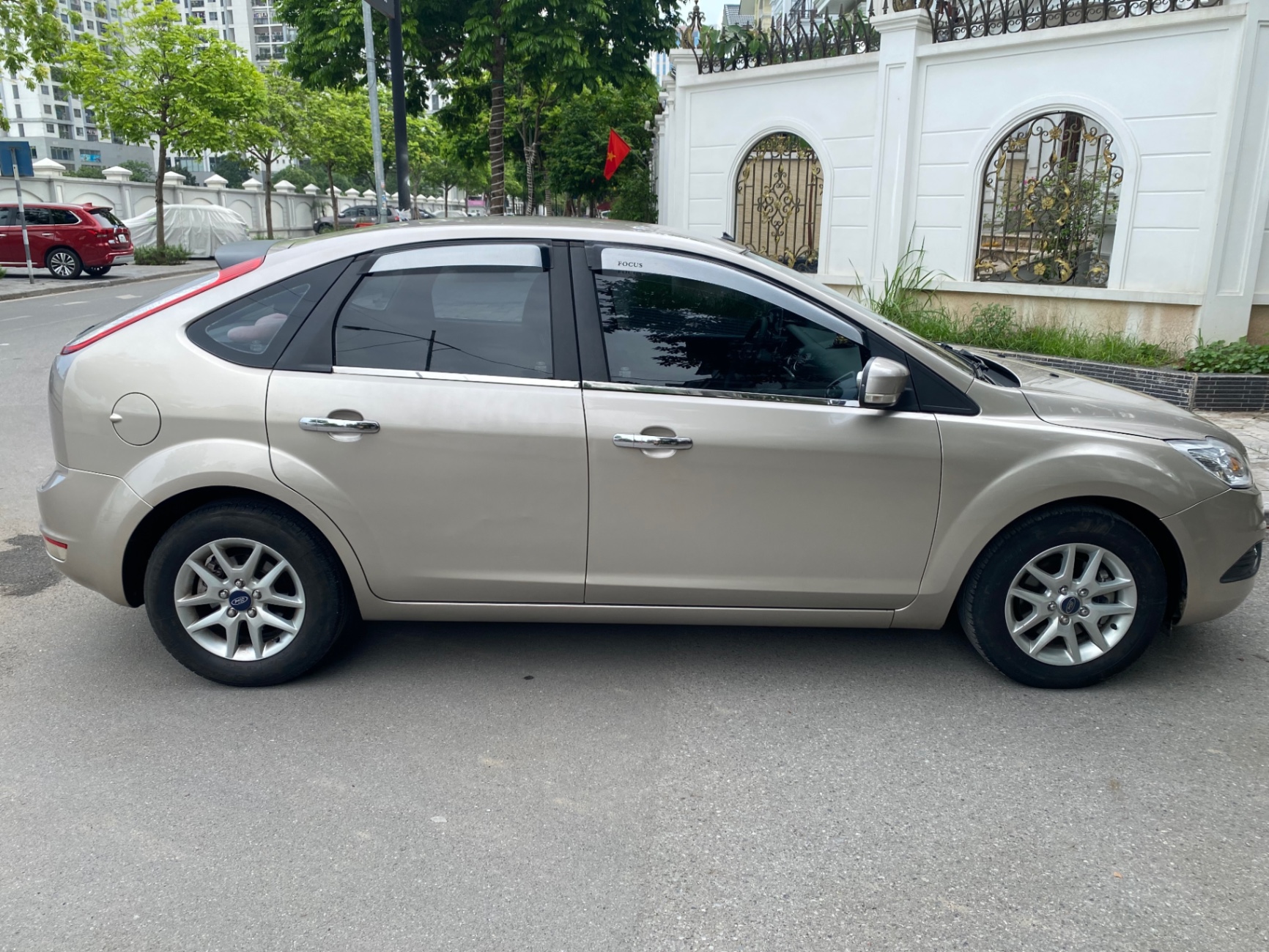 Ford Focus 1.8 MT 2010 - Ngoại thất 2