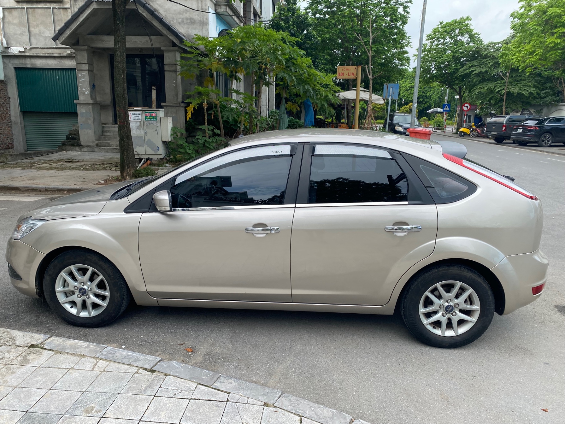 Ford Focus 1.8 MT 2010 - Ngoại thất 3