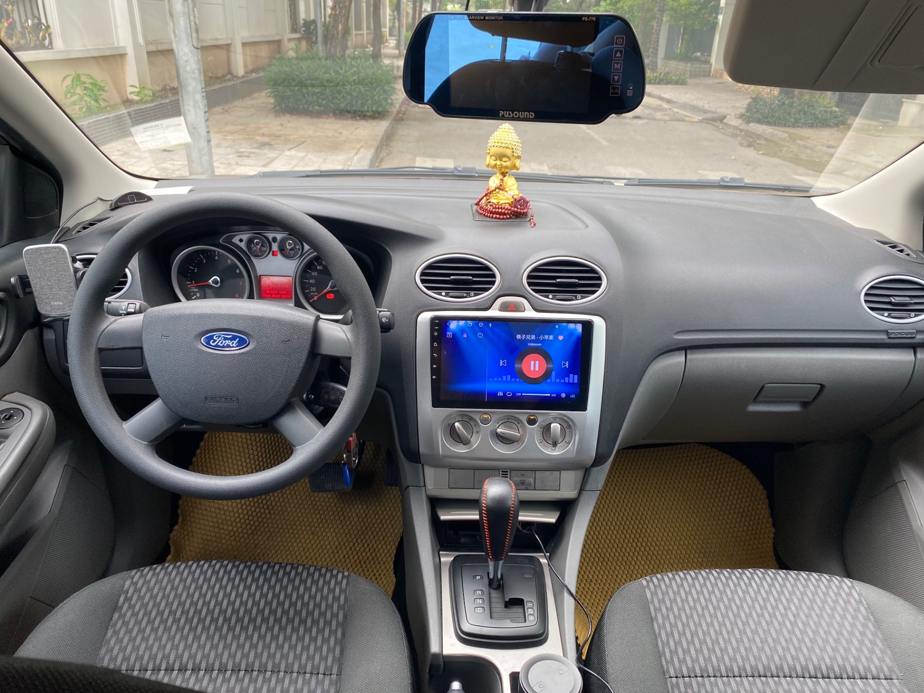 Ford Focus 1.8 MT 2010 - Nội thất 1