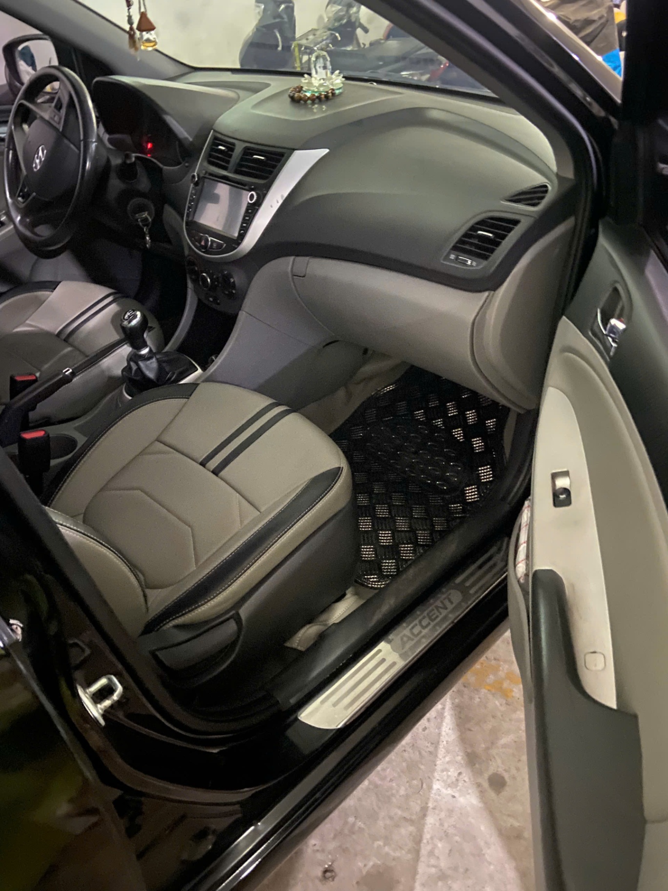 Hyundai Accent 1.4 MT 2013 - Nội thất 5