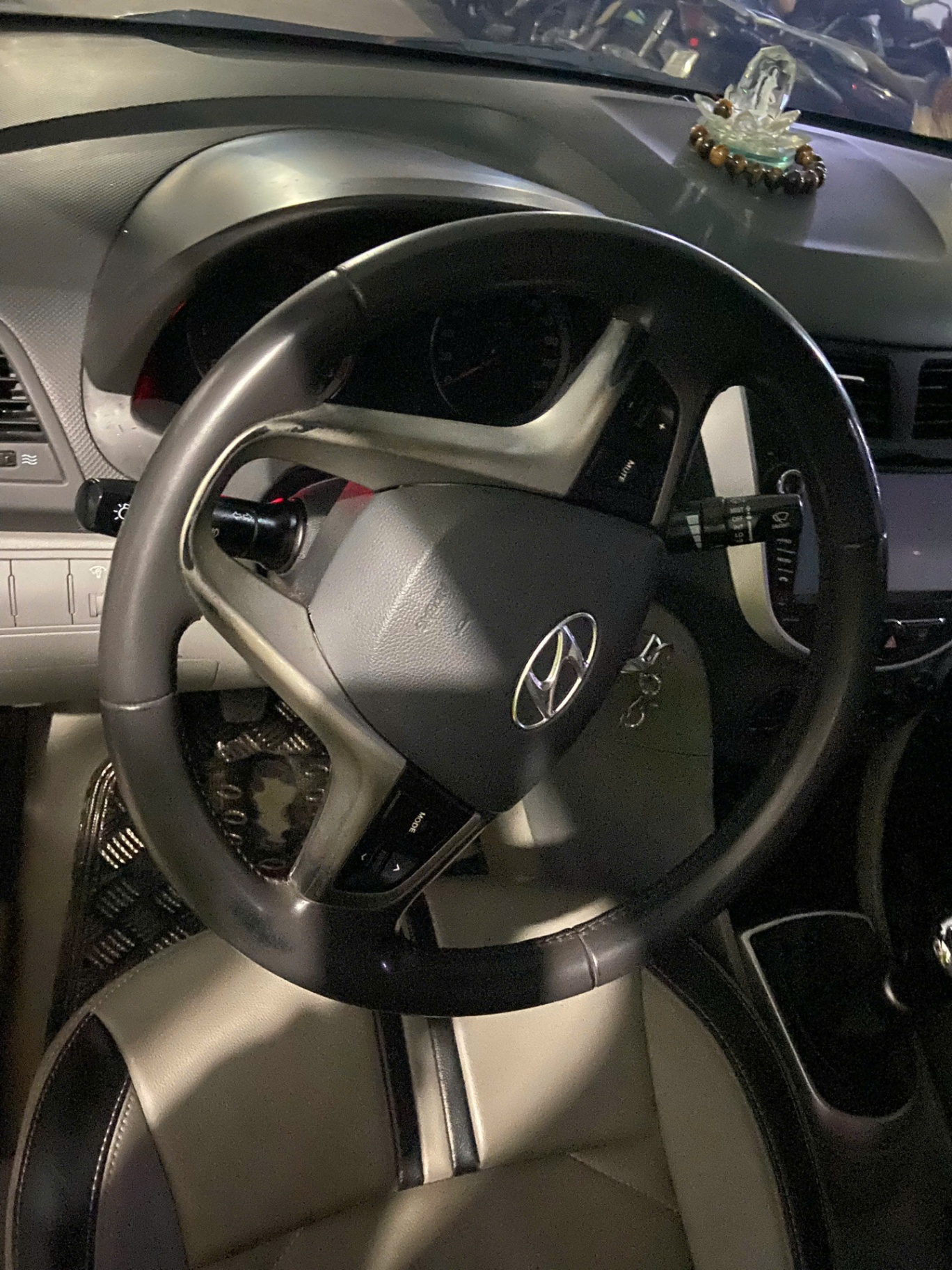 Hyundai Accent 1.4 MT 2013 - Nội thất 8