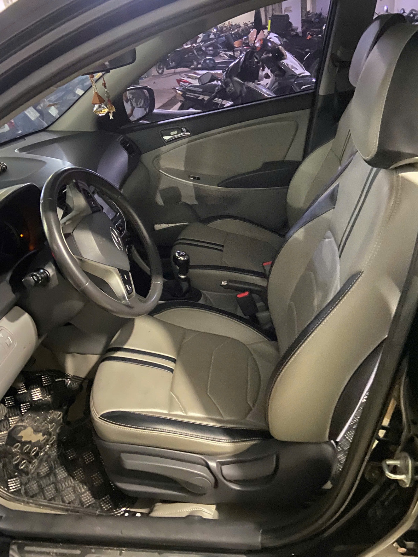 Hyundai Accent 1.4 MT 2013 - Nội thất 9