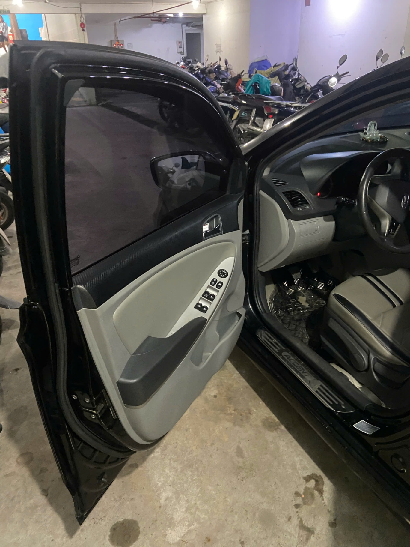 Hyundai Accent 1.4 MT 2013 - Nội thất 10
