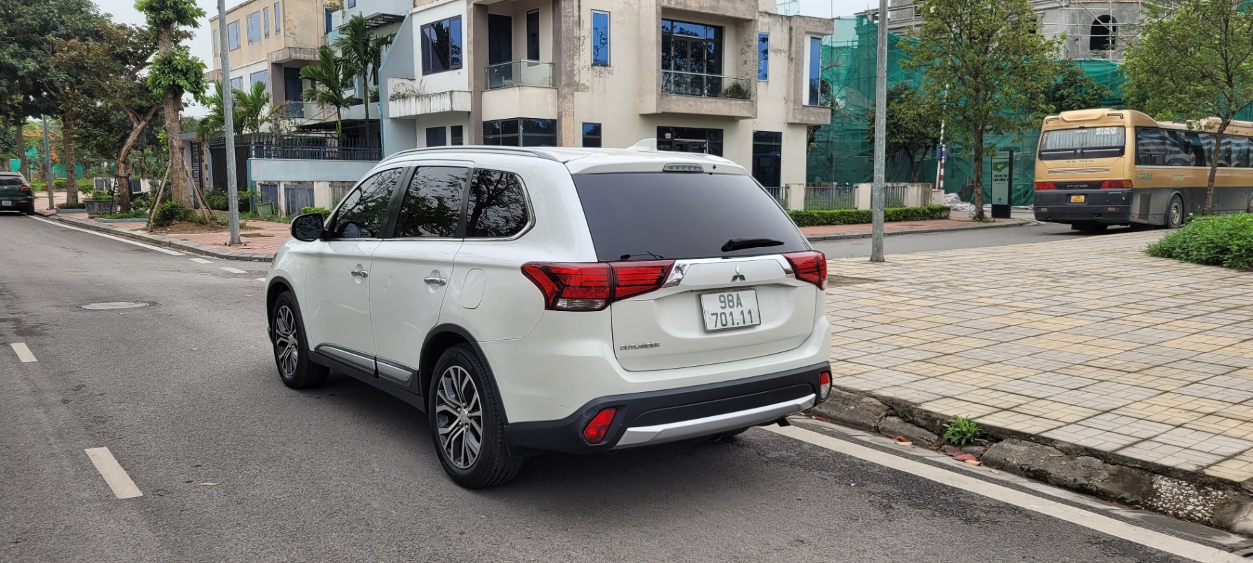 Mitsubishi Outlander 2.0 CVT Premium 2017 - Ngoại thất 2