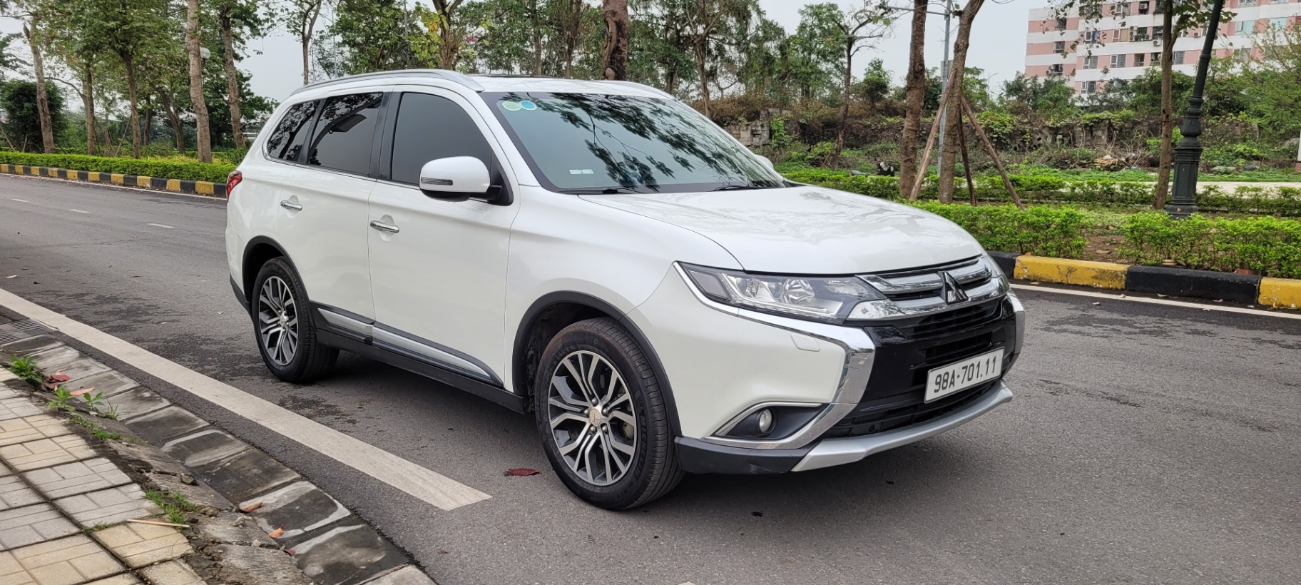 Mitsubishi Outlander 2.0 CVT Premium 2017 - Ngoại thất 3