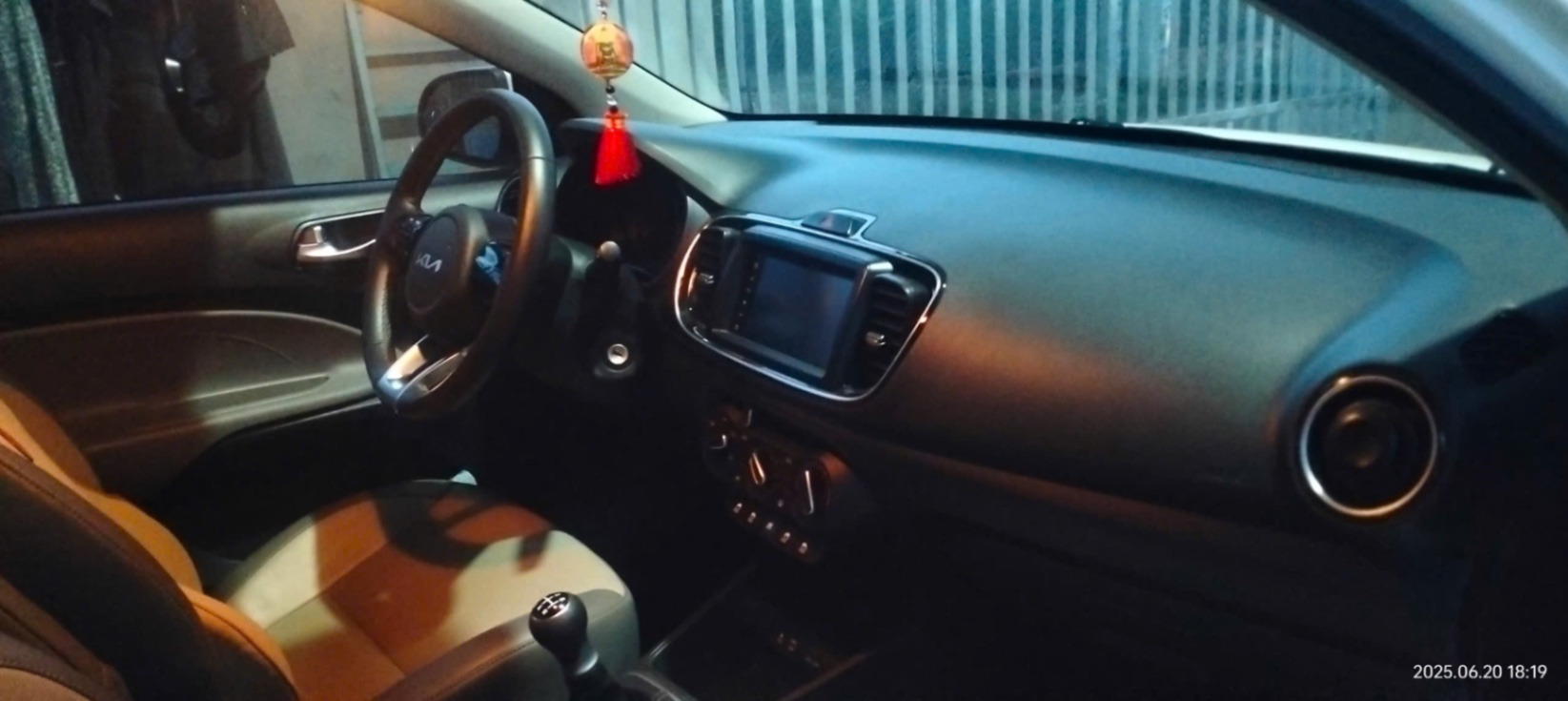 Kia Soluto 1.4 MT Deluxe 2022 - Nội thất 4