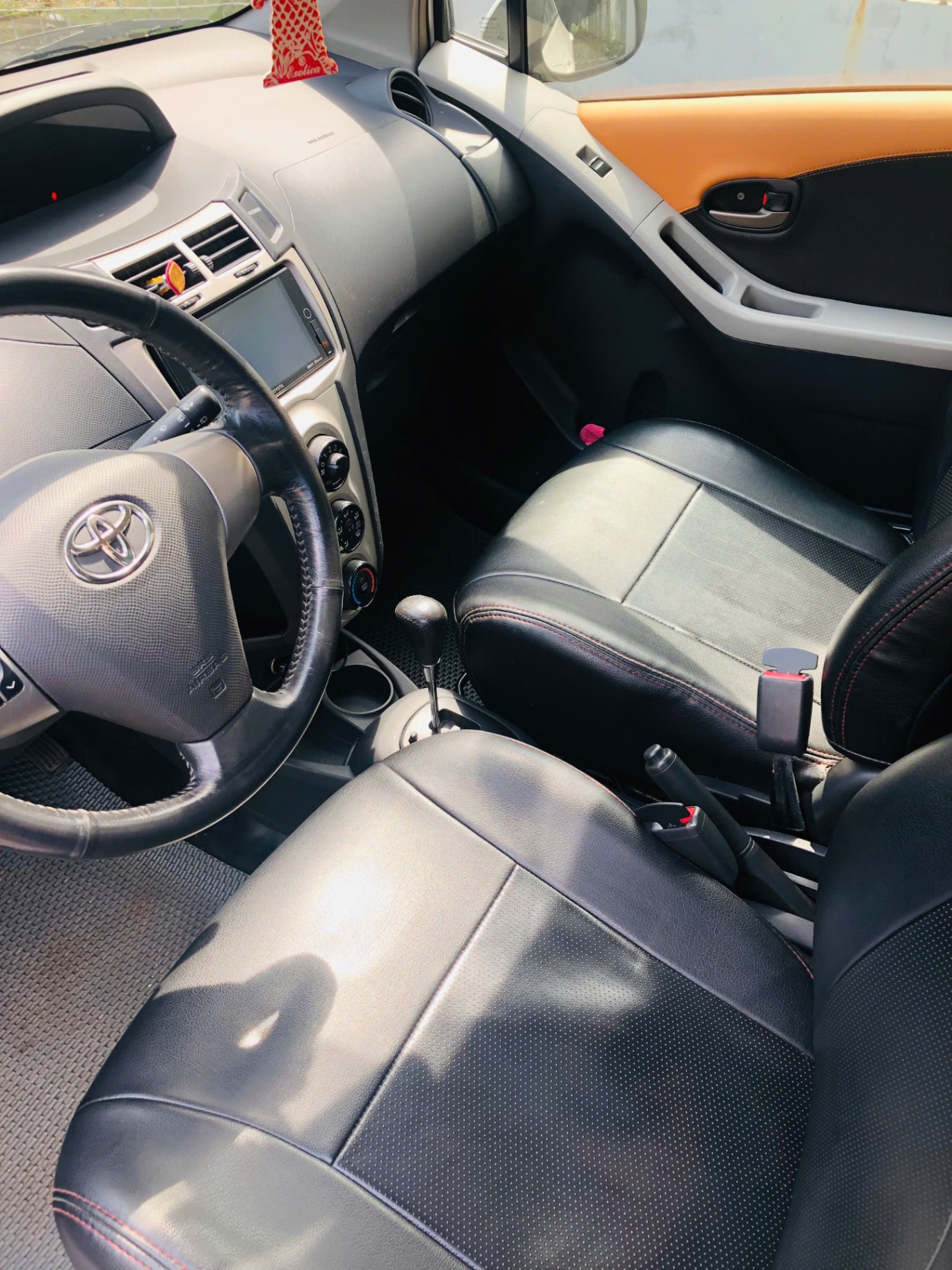 Toyota Yaris 1.3 AT 2010 - Nội thất 4