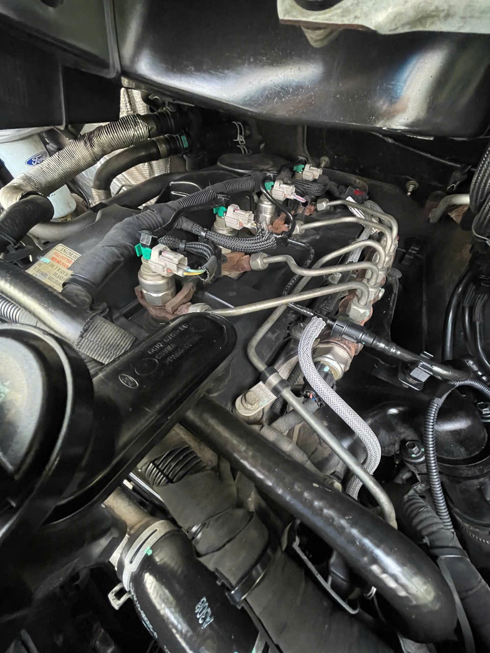 Ford Transit Standard MID 2016 - Khoang động cơ 1