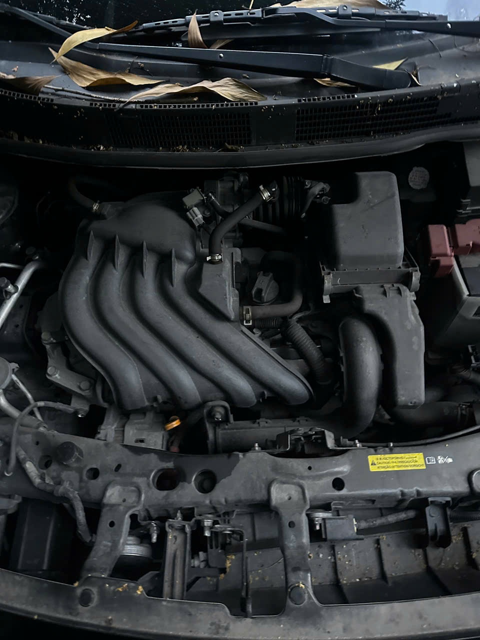 Nissan Sunny XV 2017 - Khoang động cơ 5