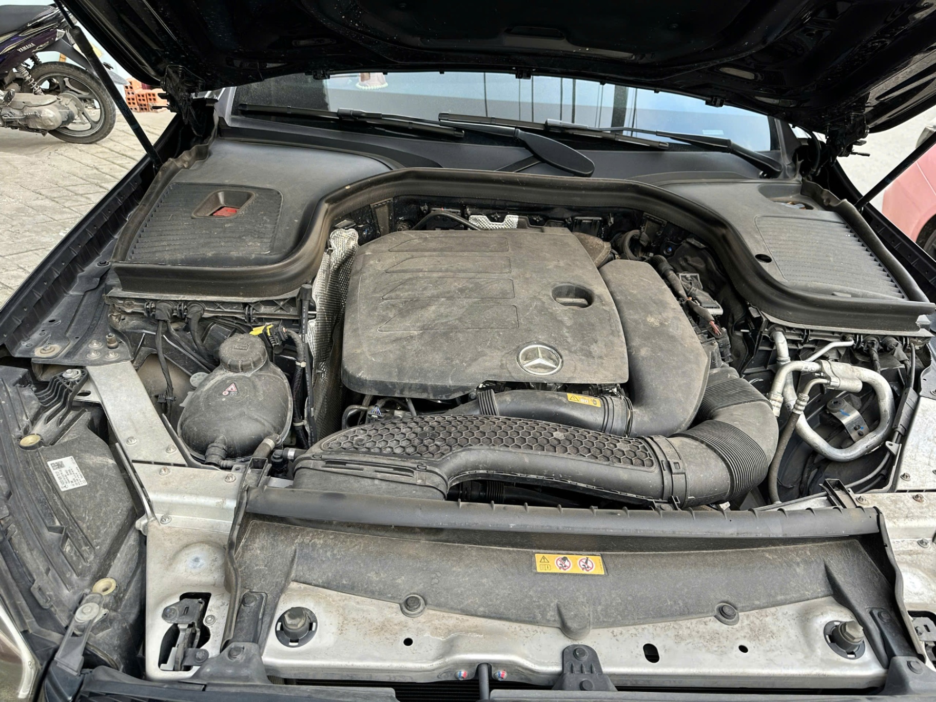 Mercedes Glc 200 4Matic 2021 - Khoang động cơ 1