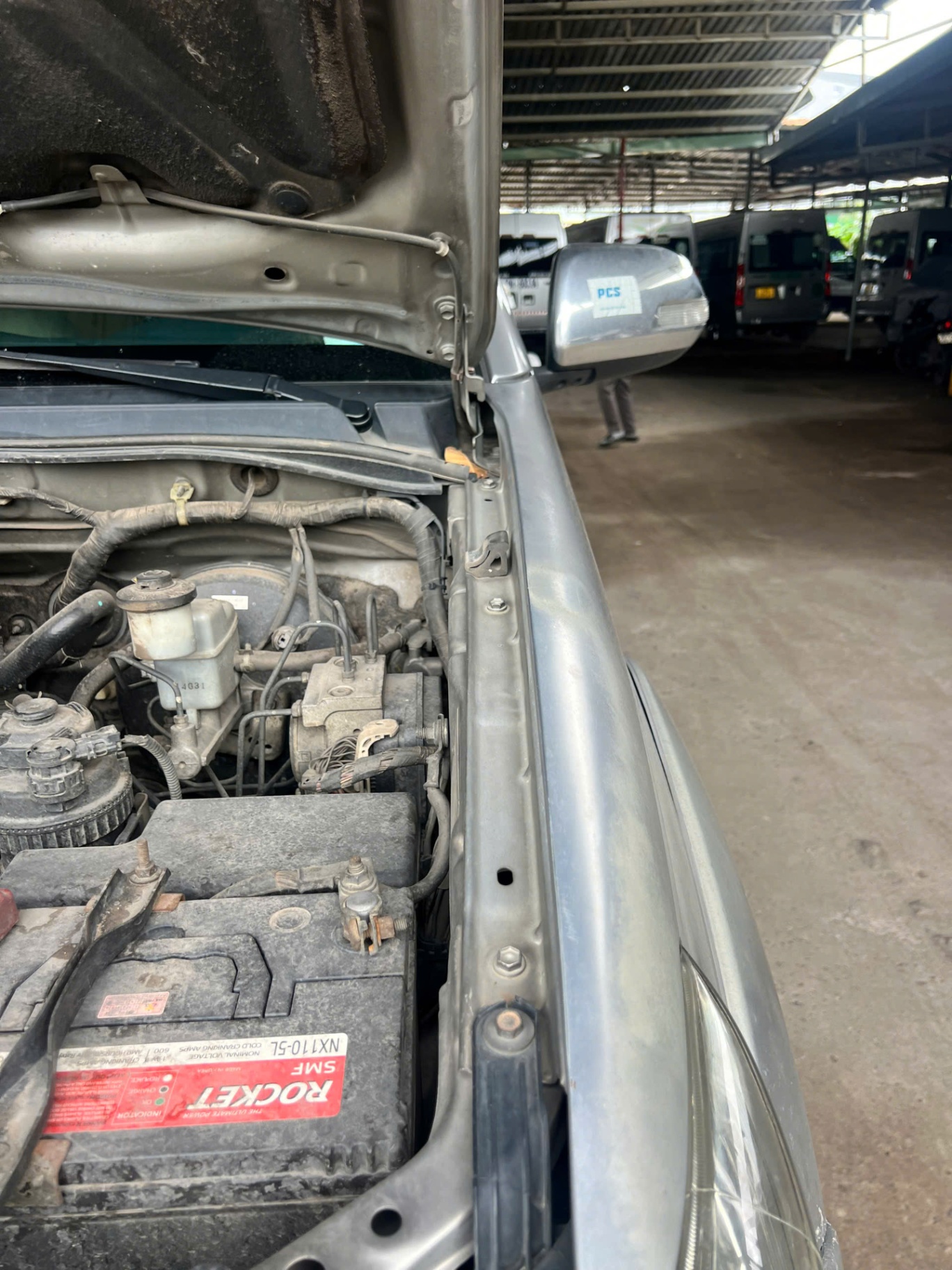 Toyota Hilux 2.5E 4x2 MT 2014 - Khoang động cơ 1