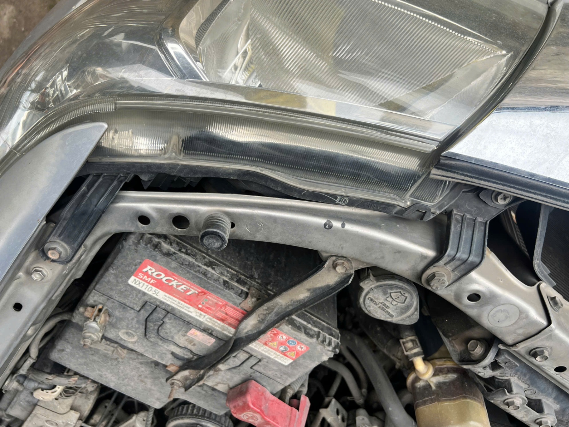 Toyota Hilux 2.5E 4x2 MT 2014 - Khoang động cơ 2