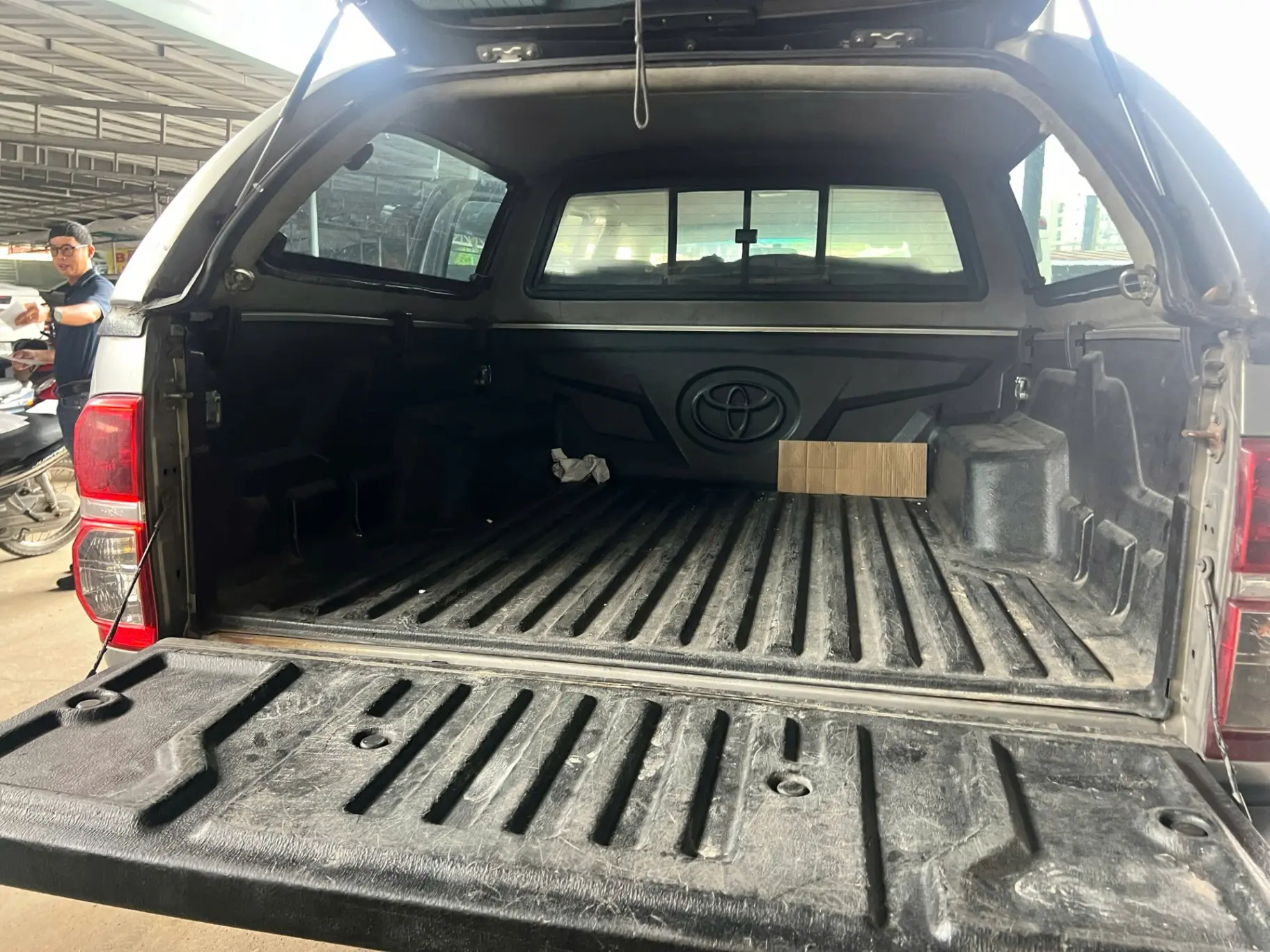 Toyota Hilux 2.5E 4x2 MT 2014 - Ngoại thất 13