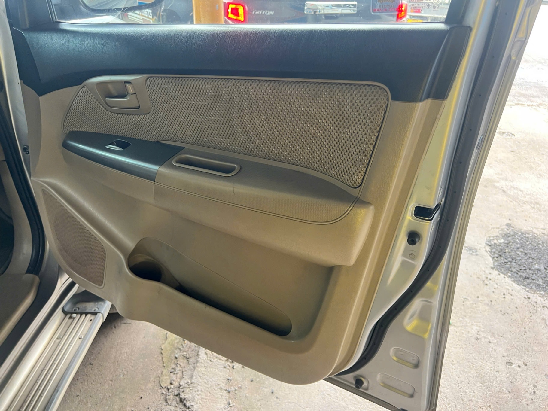 Toyota Hilux 2.5E 4x2 MT 2014 - Nội thất 9