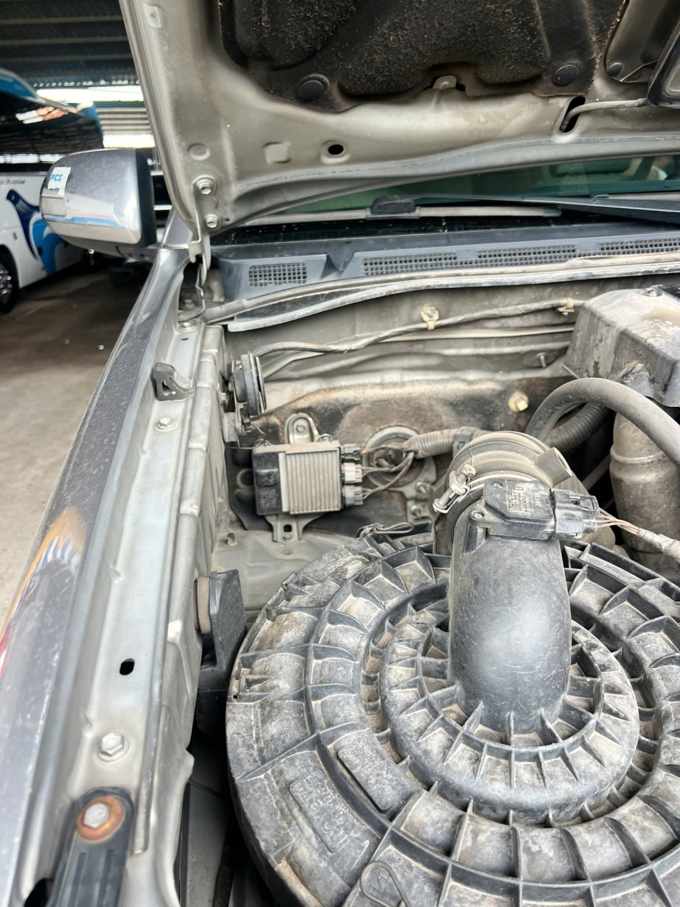 Toyota Hilux 2.5E 4x2 MT 2014 - Khoang động cơ 3