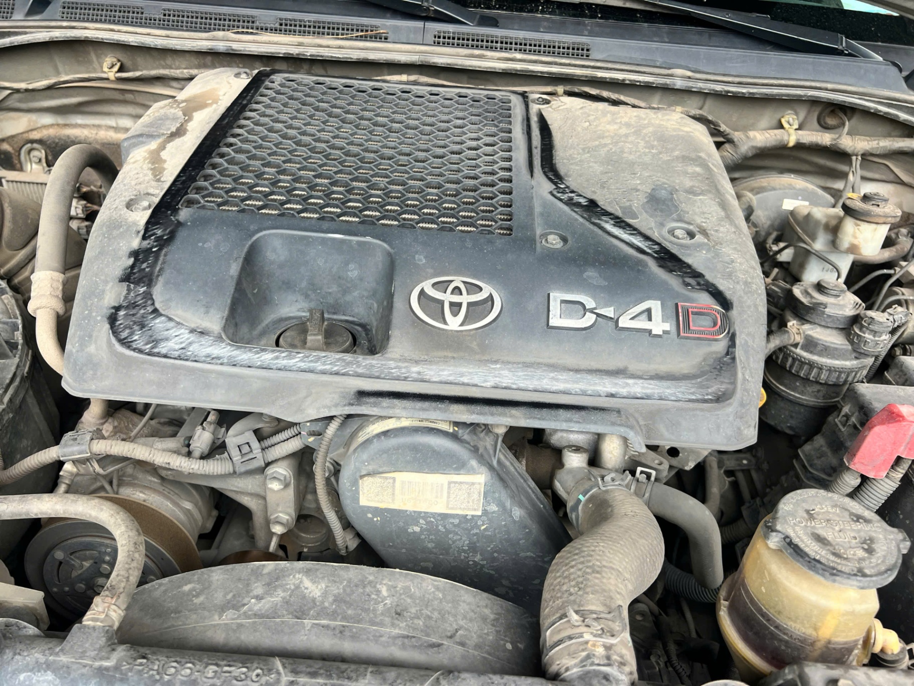 Toyota Hilux 2.5E 4x2 MT 2014 - Khoang động cơ 4