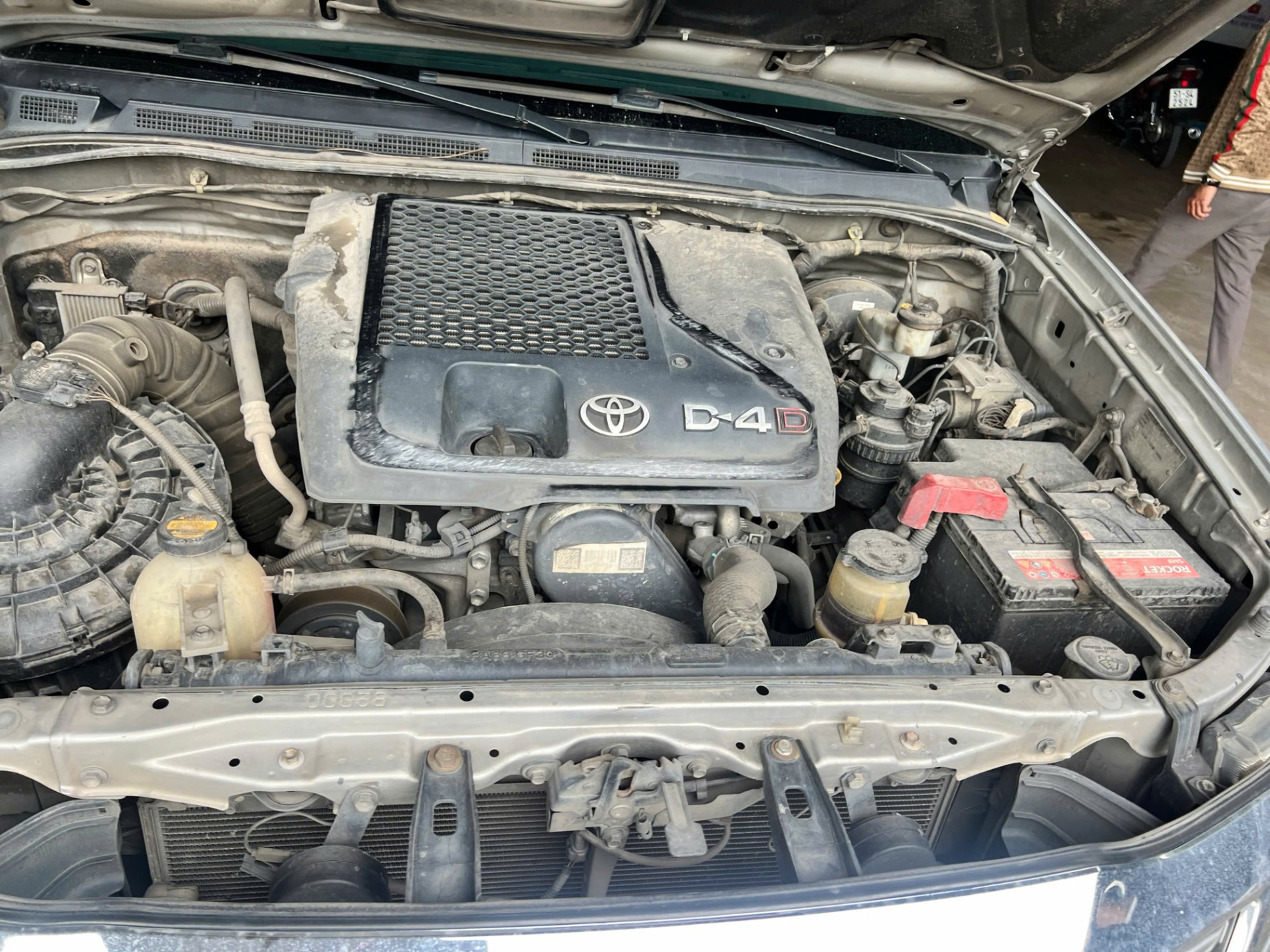Toyota Hilux 2.5E 4x2 MT 2014 - Khoang động cơ 5