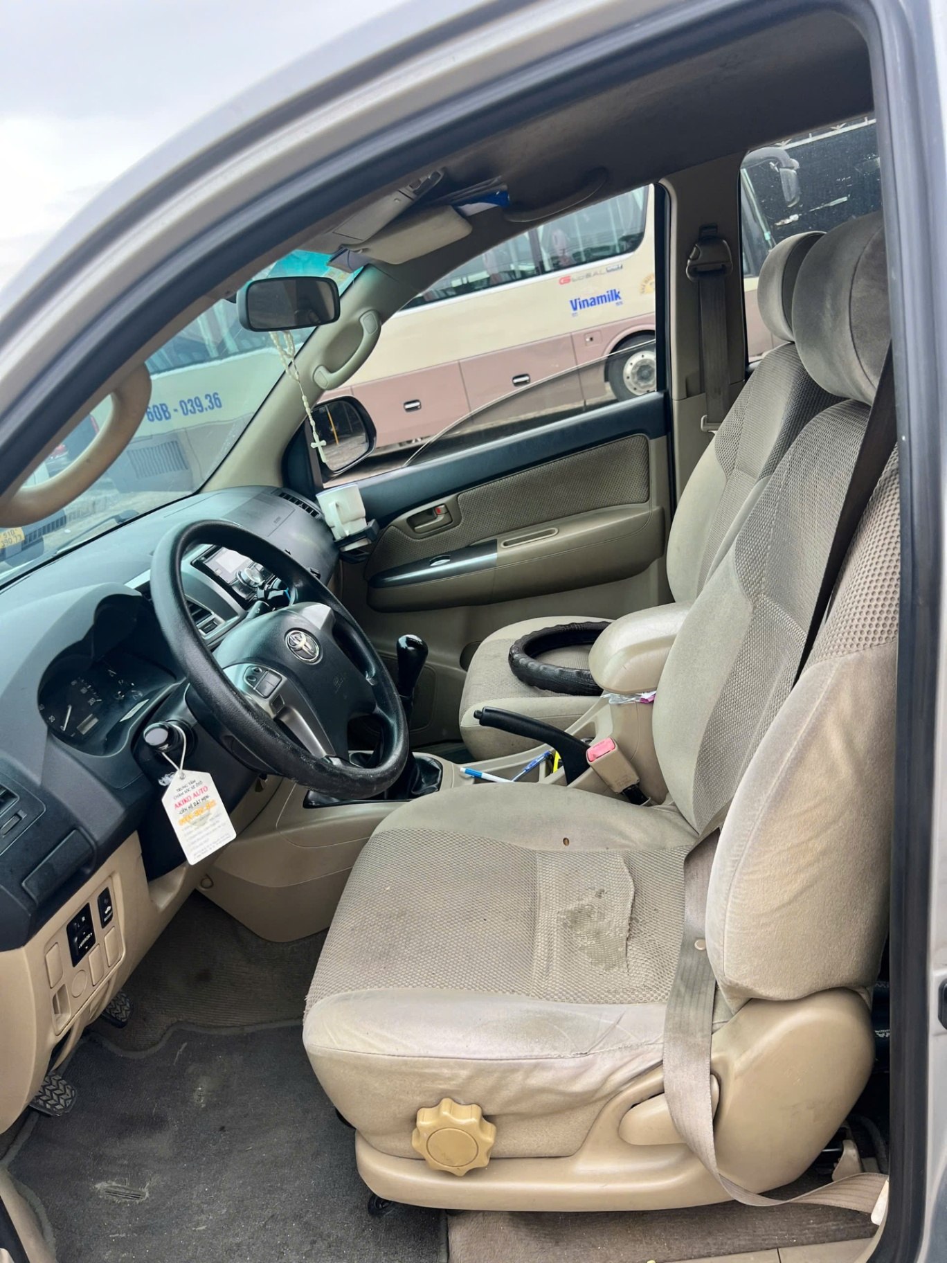 Toyota Hilux 2.5E 4x2 MT 2014 - Nội thất 7