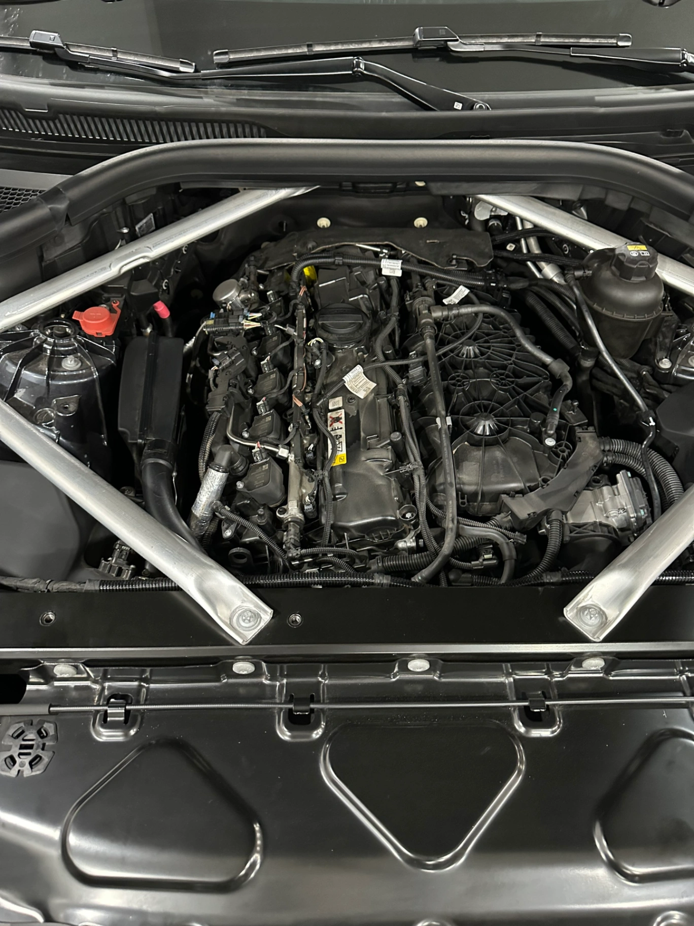 BMW X5 xDrive40i M Sport 2022 - Khoang động cơ 1
