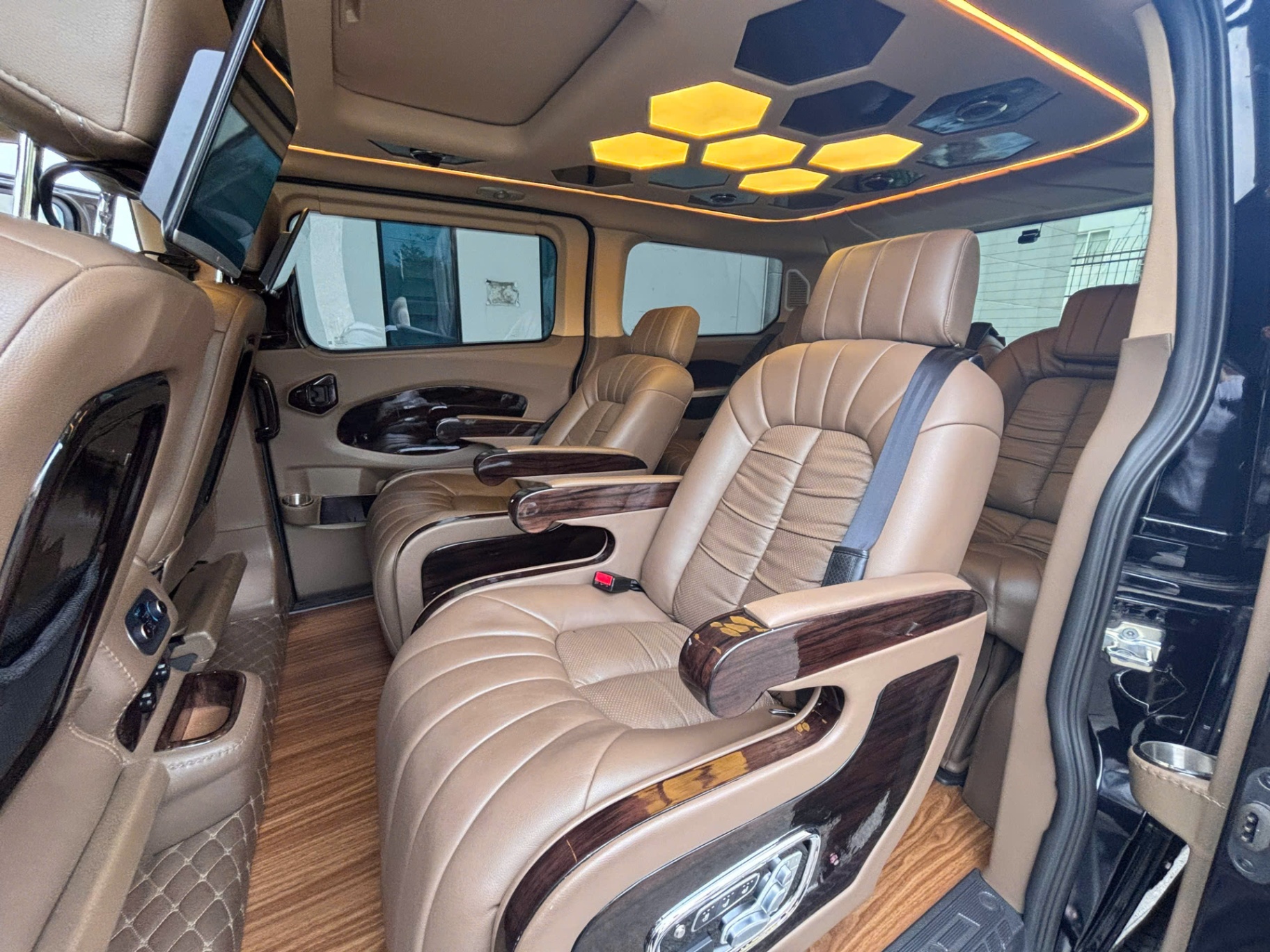 Ford Tourneo Limousine 2.0 AT 2021 - Nội thất 2