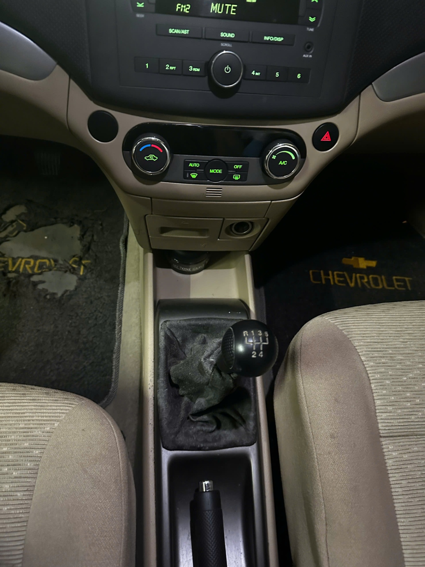 Chevrolet Aveo LT 1.5 MT 2015 - Nội thất 1