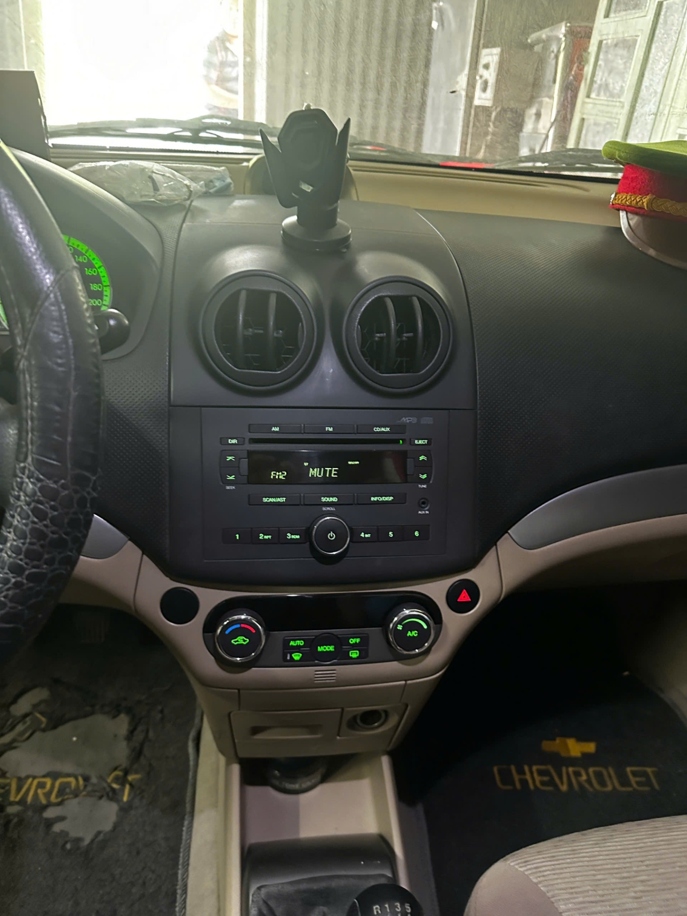 Chevrolet Aveo LT 1.5 MT 2015 - Nội thất 4
