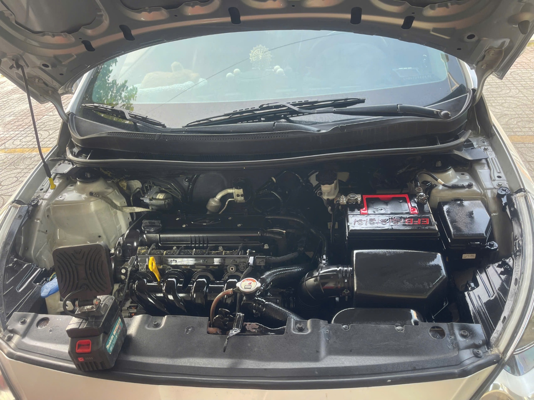 Hyundai Accent 1.4 MT 2012 - Khoang động cơ 1