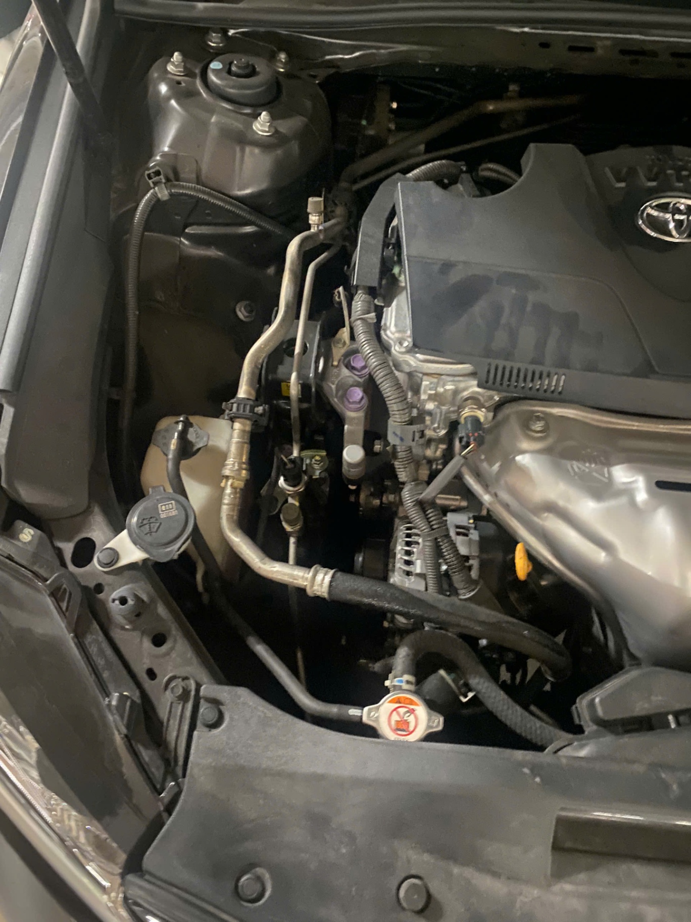 Toyota Camry 2.0G 2022 - Khoang động cơ 1