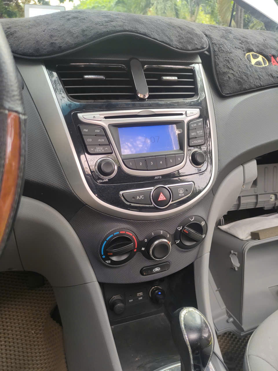 Hyundai Accent 1.4 AT 2014 - Nội thất 13