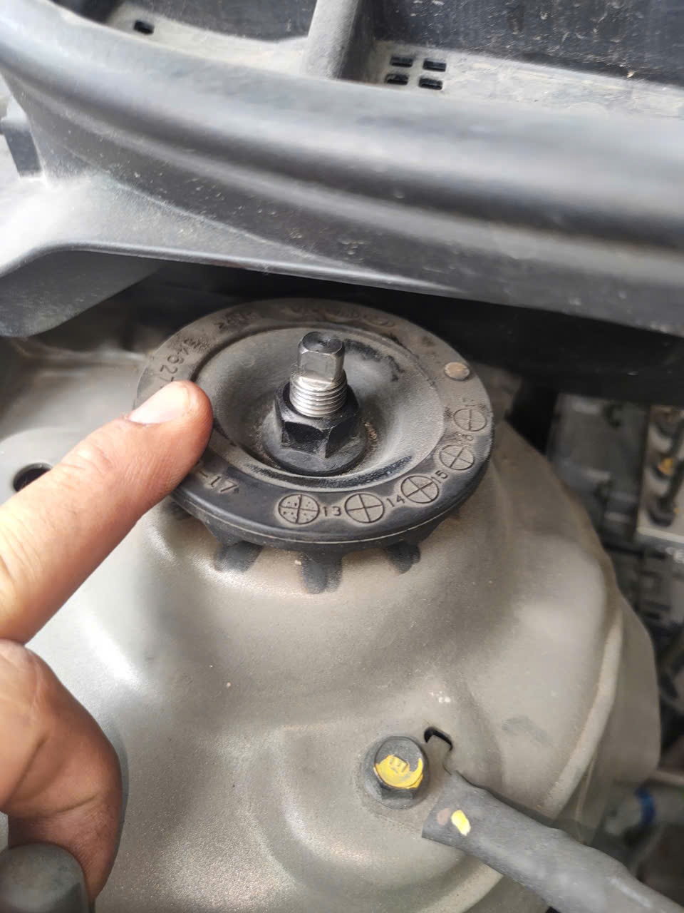 Hyundai Accent 1.4 AT 2014 - Khoang động cơ 2