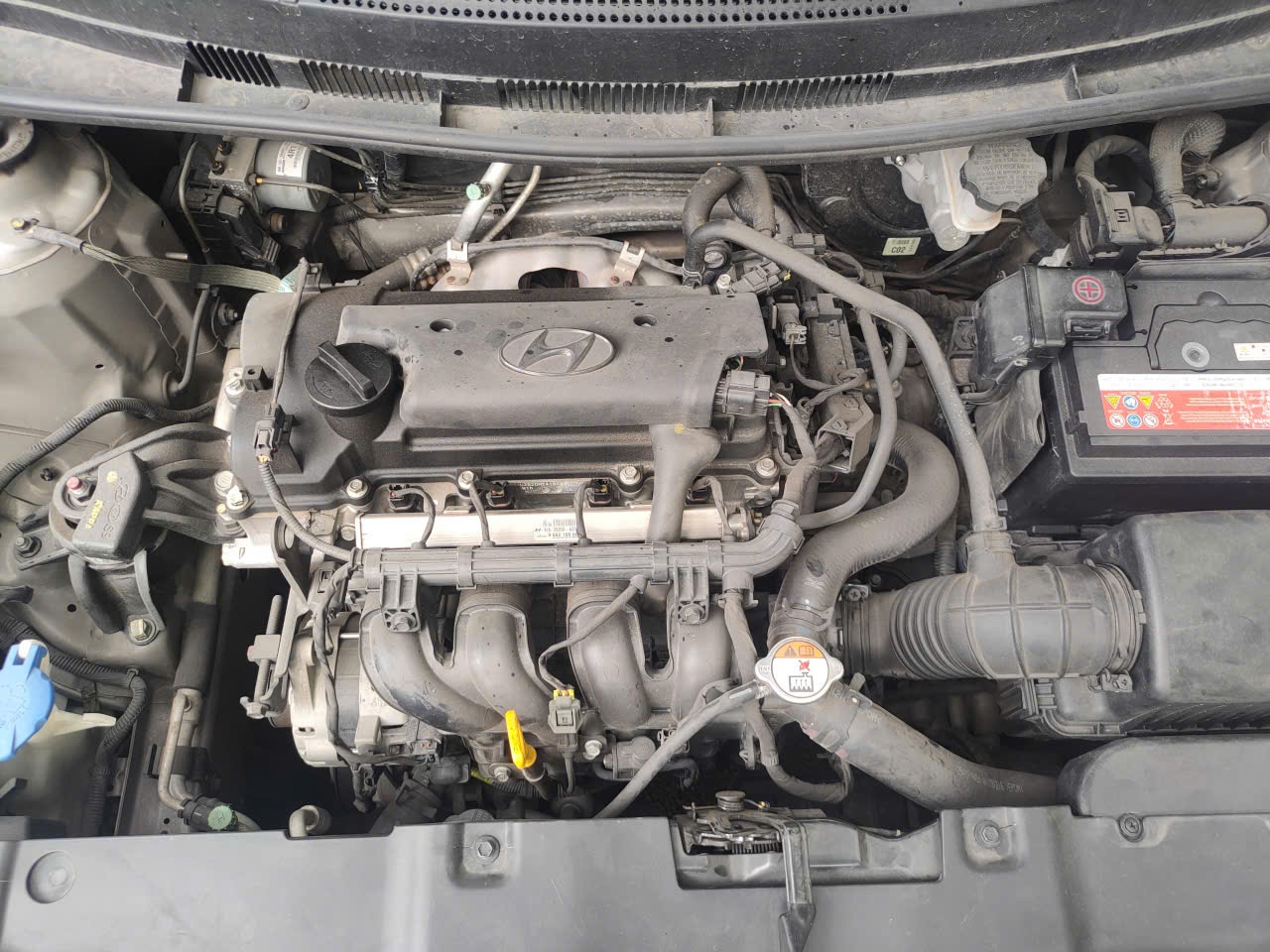 Hyundai Accent 1.4 AT 2014 - Khoang động cơ 8