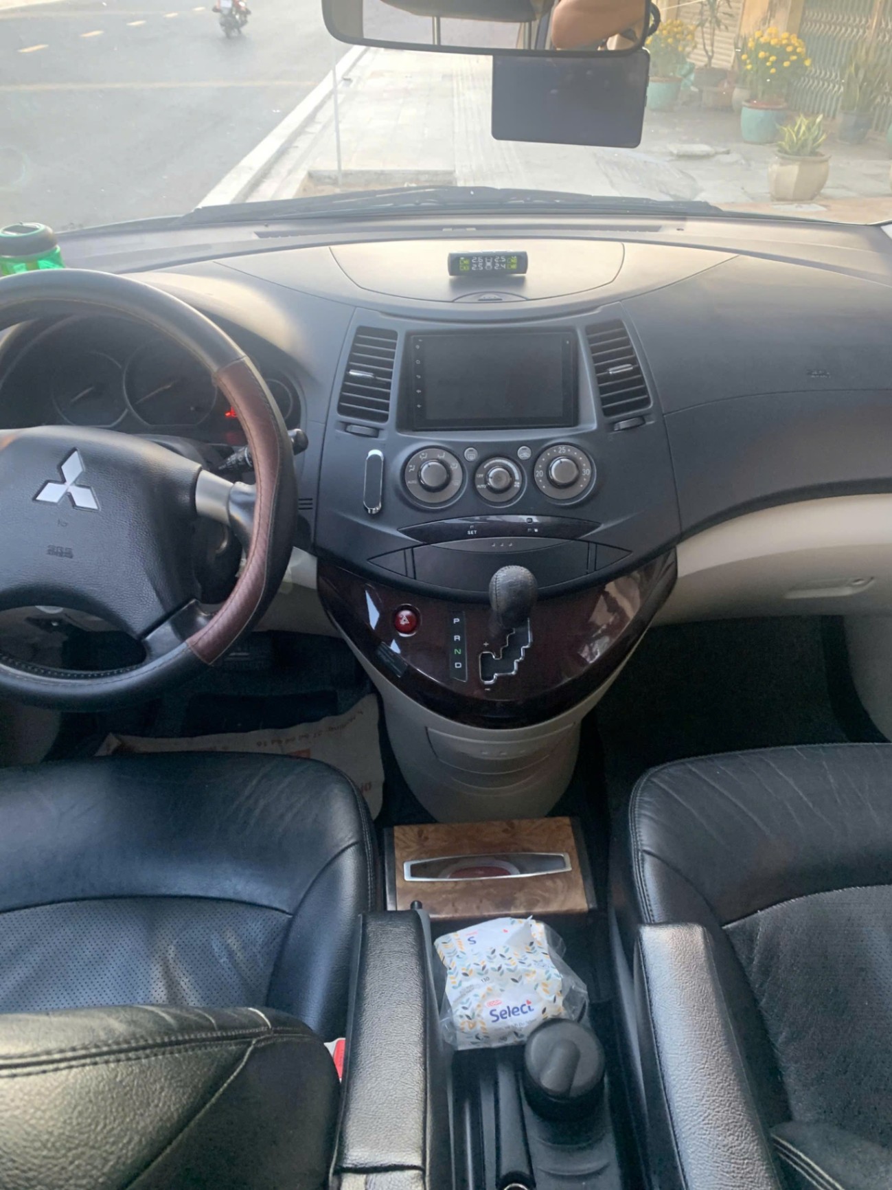 Mitsubishi Grandis 2.4 AT 2009 - Nội thất 1