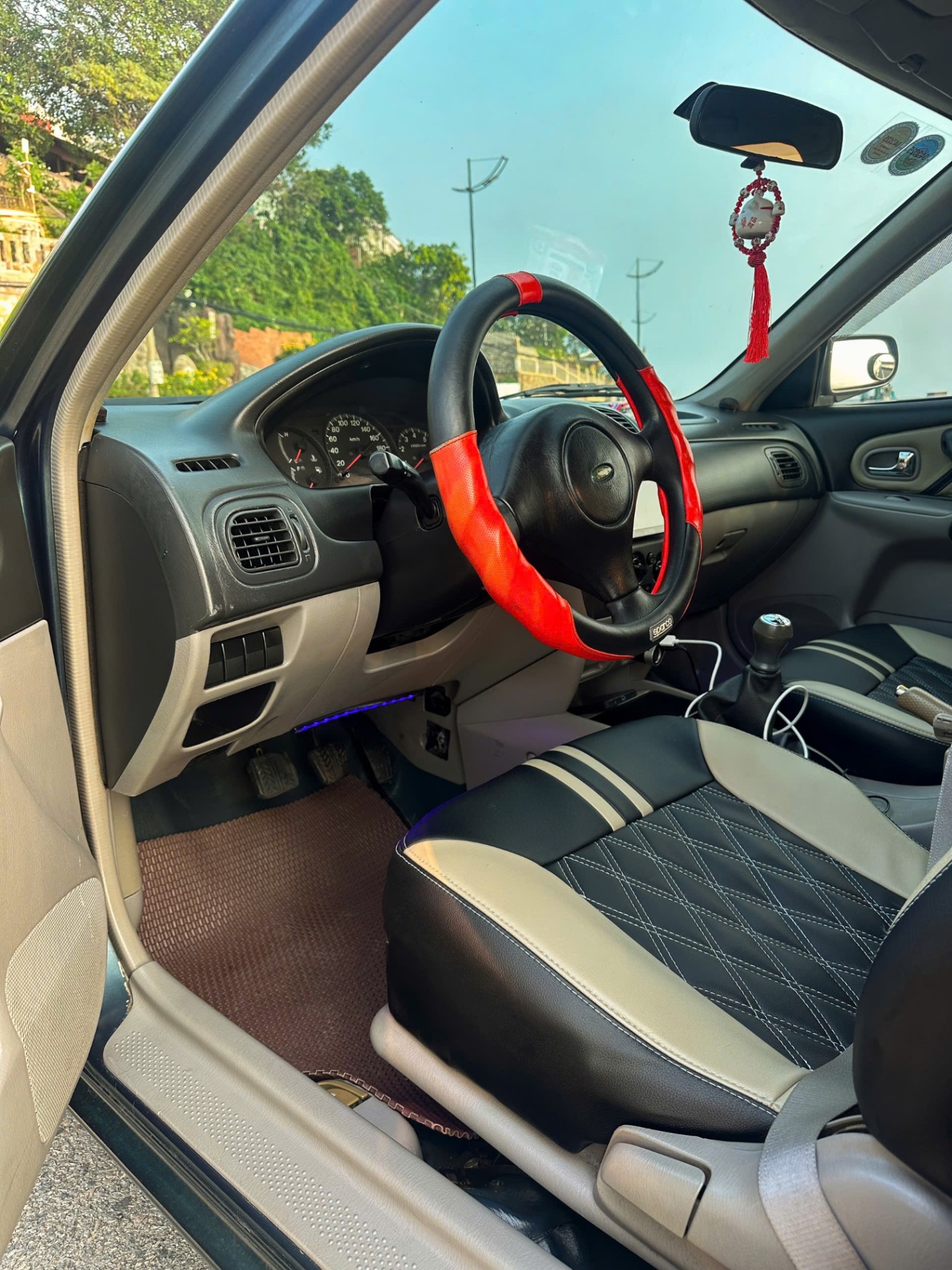 Ford Laser LX 1.6 MT 2001 - Nội thất 1