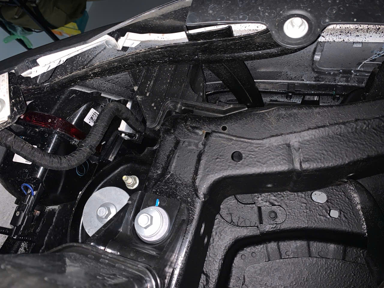 Ford Everest Platinum 2.0L 4x4 AT 2025 - Khoang động cơ 3