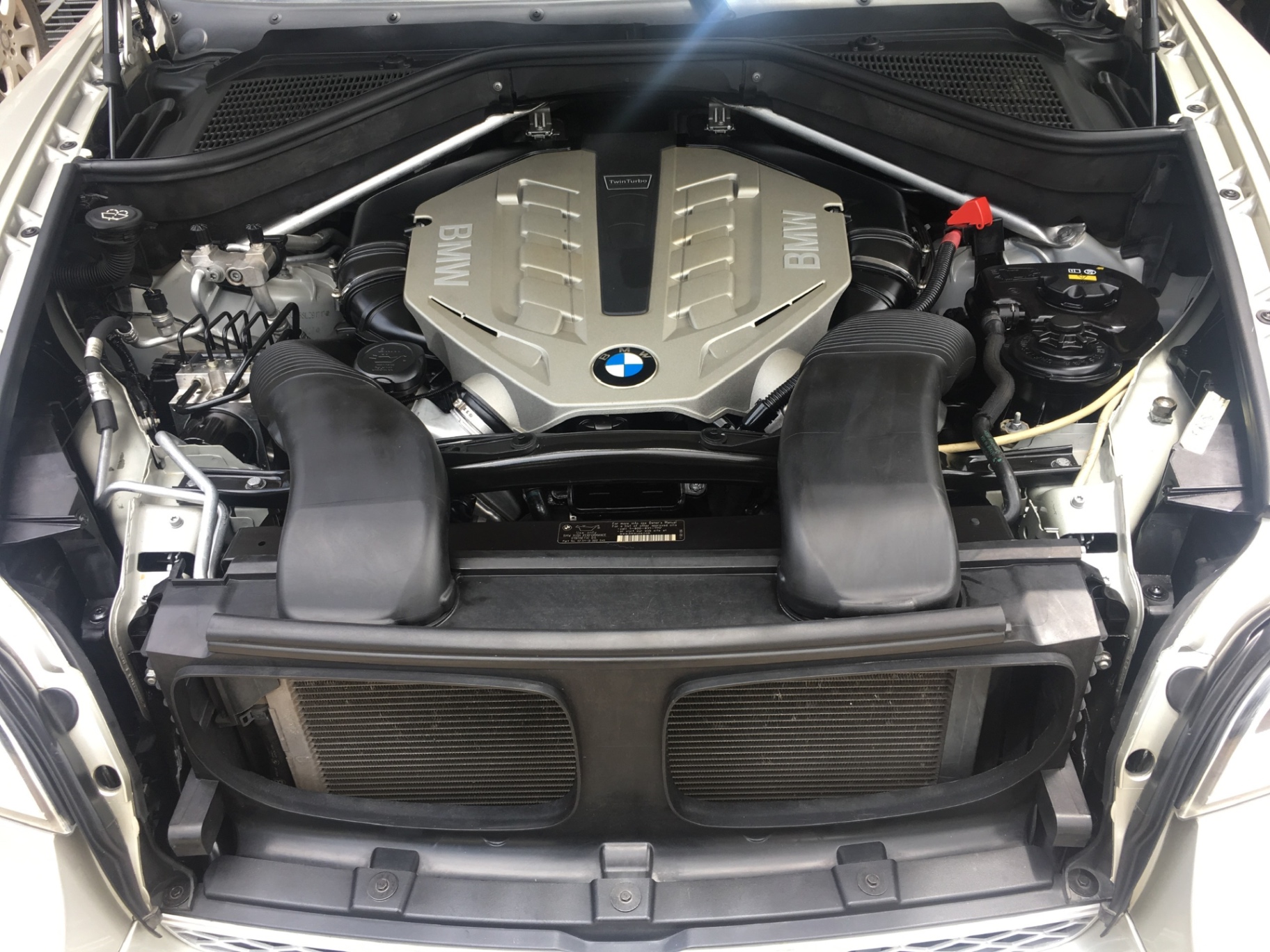 BMW X6 xDrive50i 2008 - Khoang động cơ 1