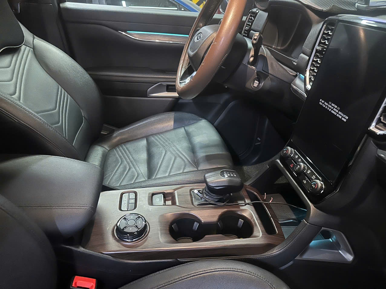 Ford Everest Titanium 2.0L 4x4AT 2023 - Nội thất 1
