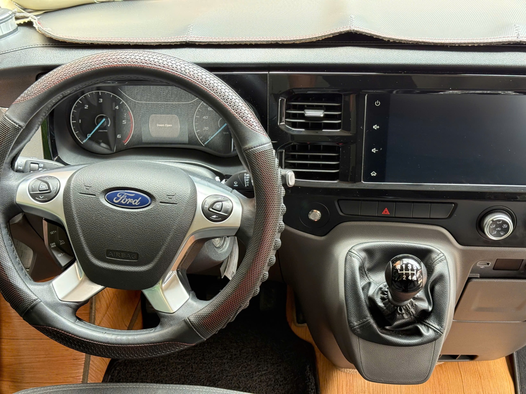 Ford Transit Tiêu chuẩn 2023 - Nội thất 1