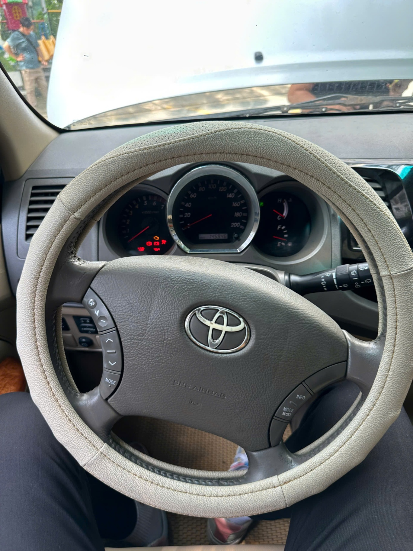 Toyota Fortuner 2.7V 4x4 AT 2010 - Nội thất 8