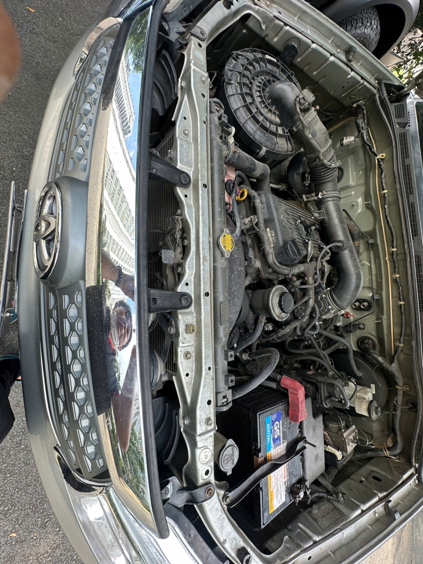Toyota Fortuner 2.7V 4x4 AT 2010 - Khoang động cơ 3