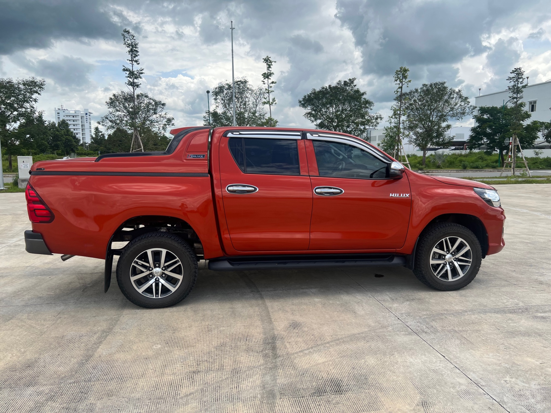 Toyota Hilux 2.4E 4x2 AT 2019 - Ngoại thất 2