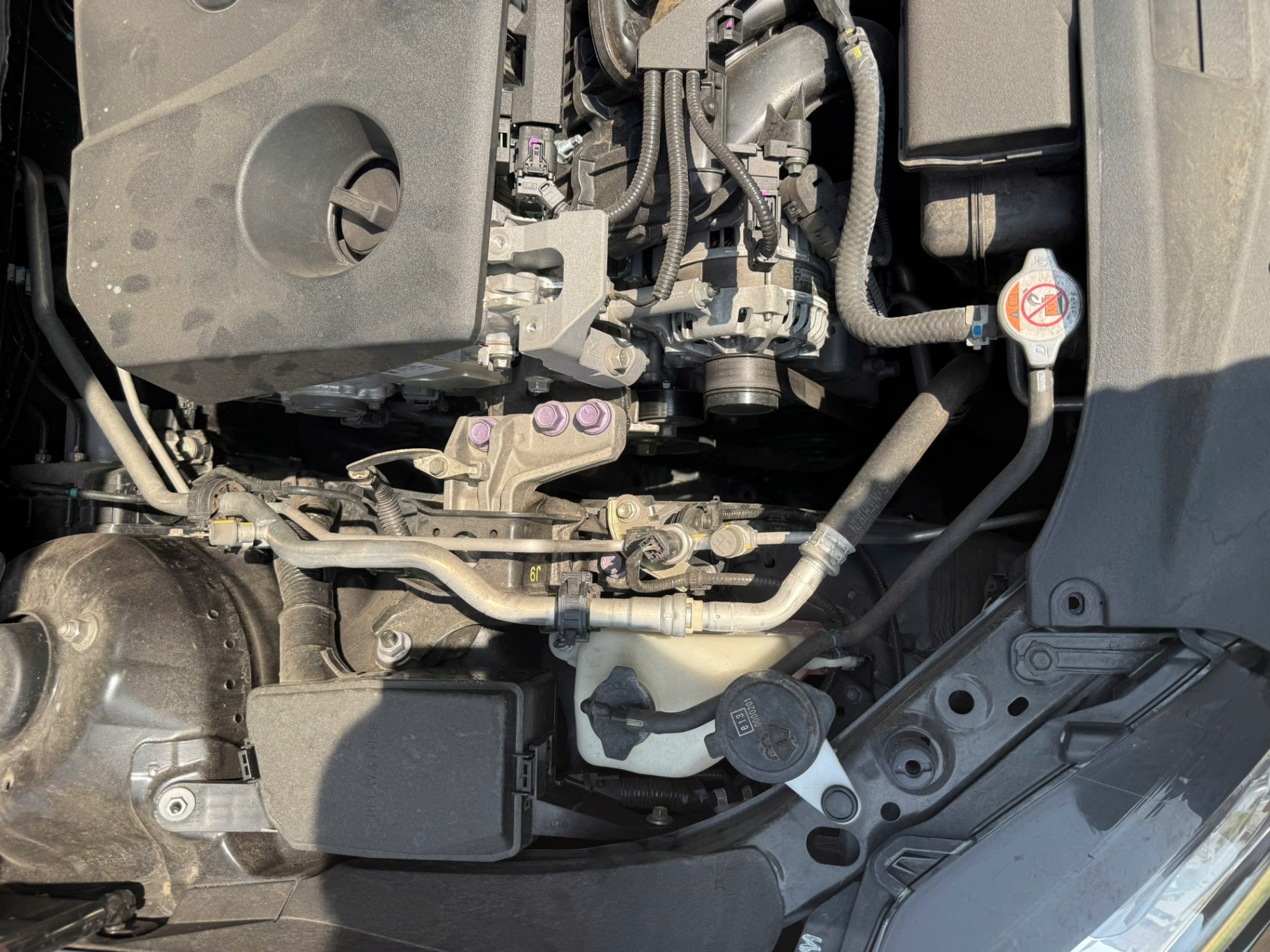 Toyota Camry 2.0Q 2022 - Khoang động cơ 7