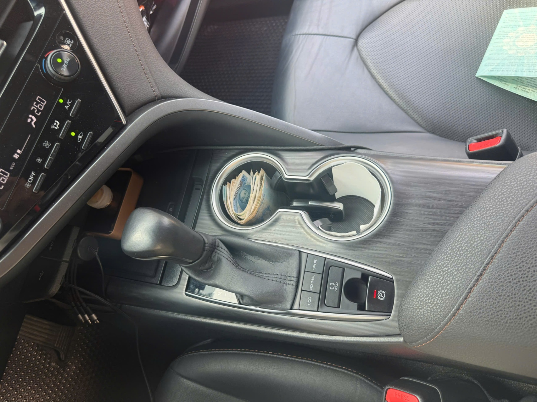 Toyota Camry 2.0Q 2022 - Nội thất 6