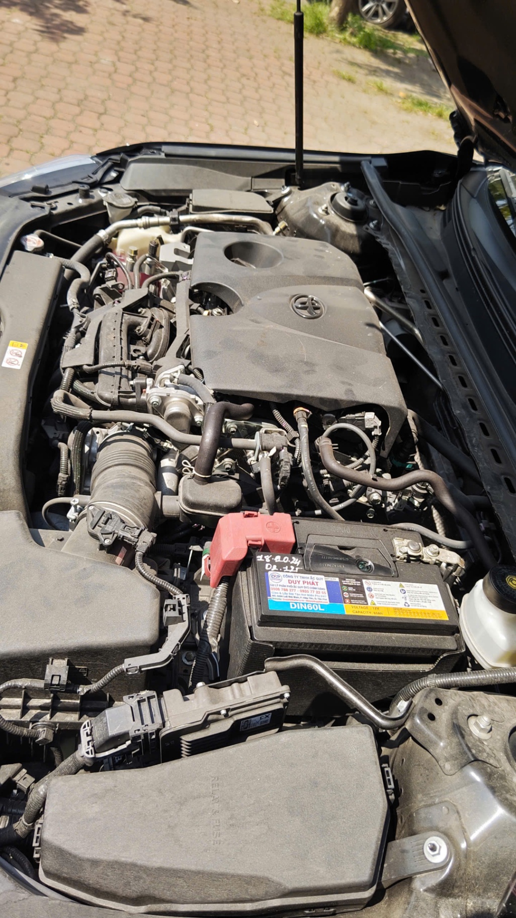 Toyota Camry 2.0Q 2022 - Khoang động cơ 4