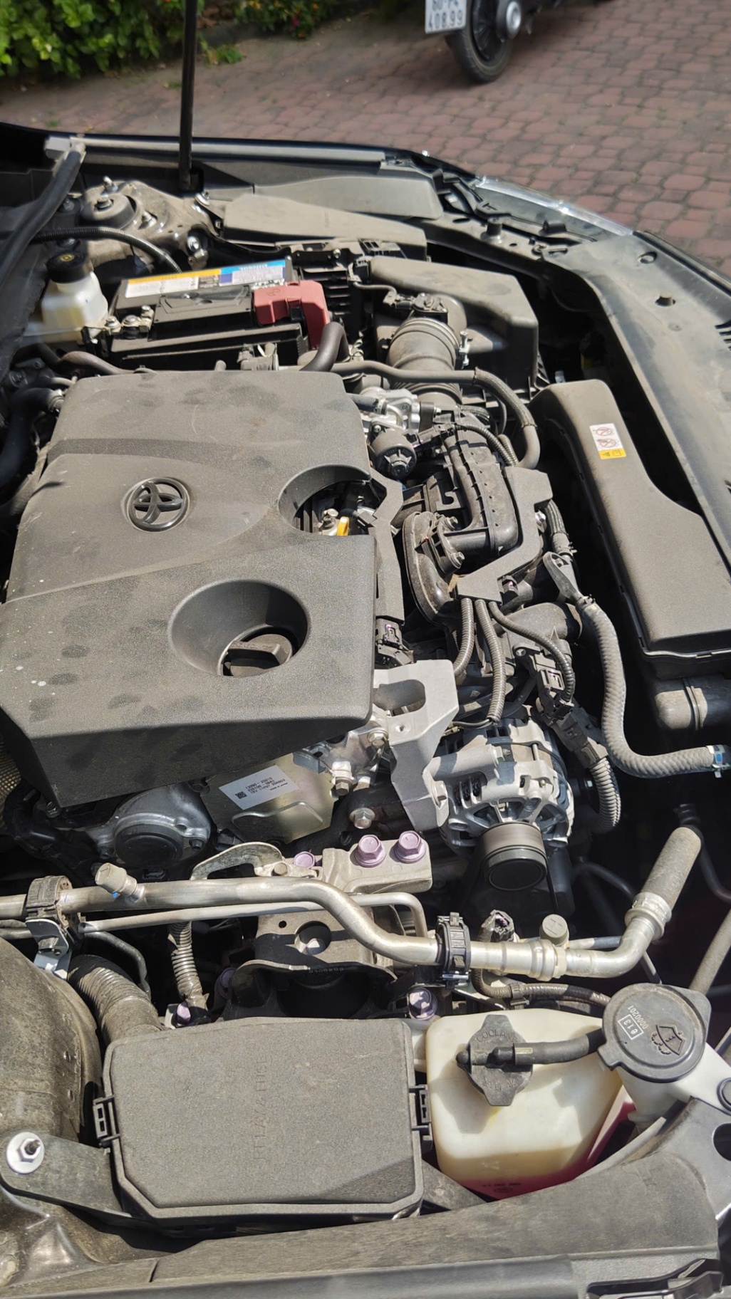 Toyota Camry 2.0Q 2022 - Khoang động cơ 1